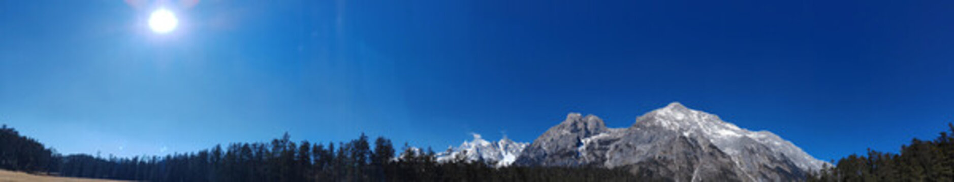 太陽光下的山峰