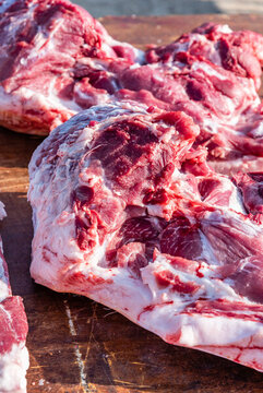 中國農(nóng)村大集上的生豬肉五花肉