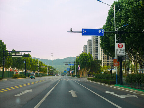傍晚的濟(jì)南高新東區(qū)道路