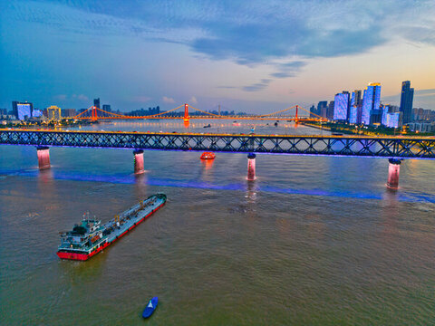 武漢長(zhǎng)江大橋夜景