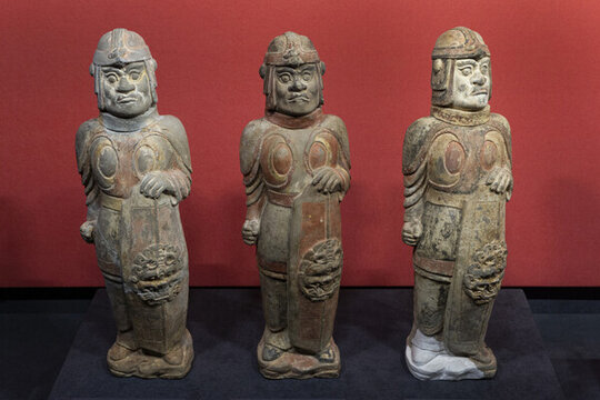 北齊按盾武士俑