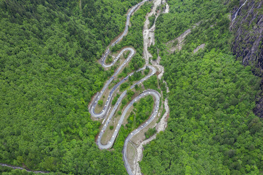 航拍峽谷森林公路