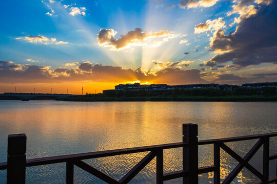中新天津生態(tài)城故道河公園黃昏