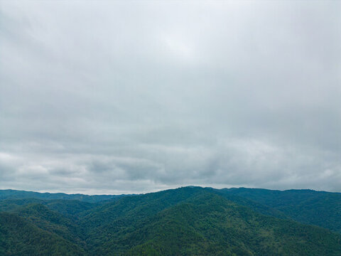 航拍烏云下的山脈自然風(fēng)光