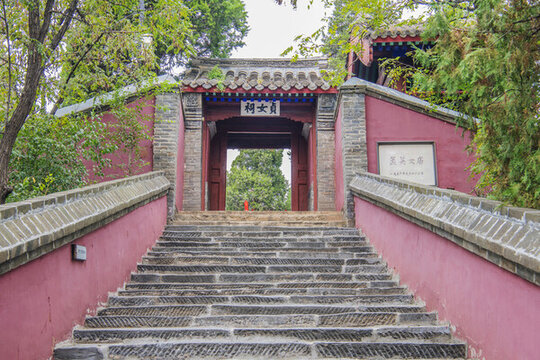 孟姜女廟貞女祠的門和石階梯