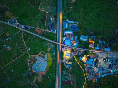 航拍夜晚的高速公路