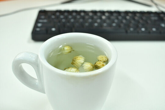 辦公桌上的菊花茶