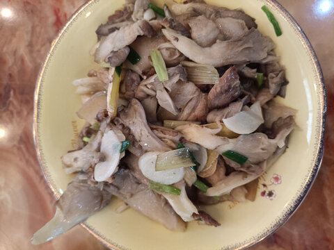 平菇炒肉