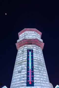 冬天中國黑龍江哈爾濱的冰雕夜景