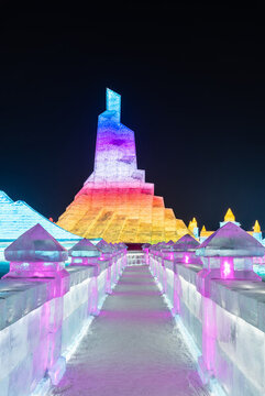 冬天中國(guó)黑龍江哈爾濱的冰雕夜景