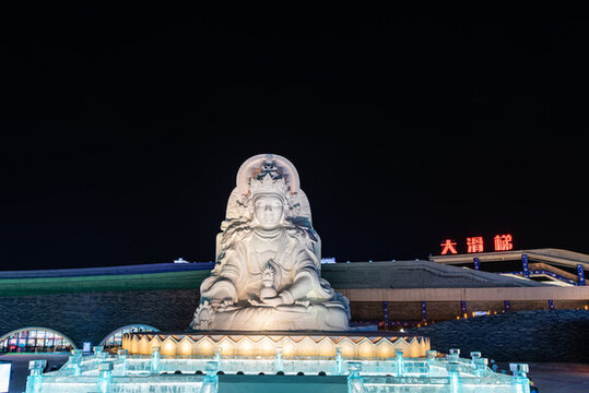 冬天中國(guó)黑龍江哈爾濱的佛像雪雕