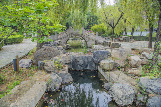 孟姜女廟花園垂虹石橋與水池