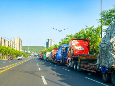城市寬闊路邊等待卸貨的車輛