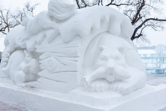 中國哈爾濱松花江的北極熊雪雕