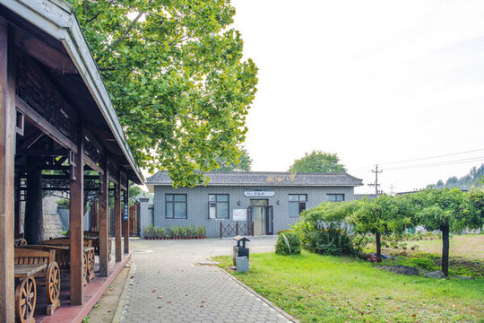 孟姜女廟公共衛(wèi)生間與人行道