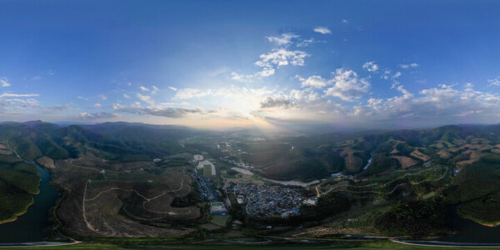航拍天空山脈村莊田園風(fēng)光全景圖