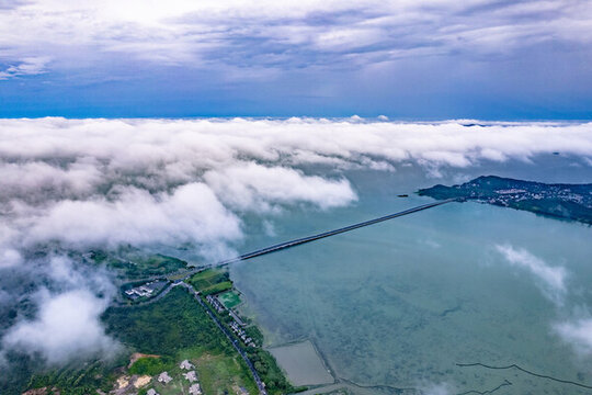 航拍雨后云海下的太湖大橋