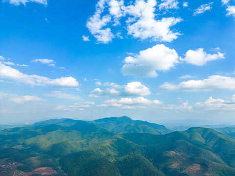 航拍天空下的山脈自然風(fēng)光