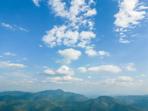 航拍天空下的山脈自然風(fēng)光
