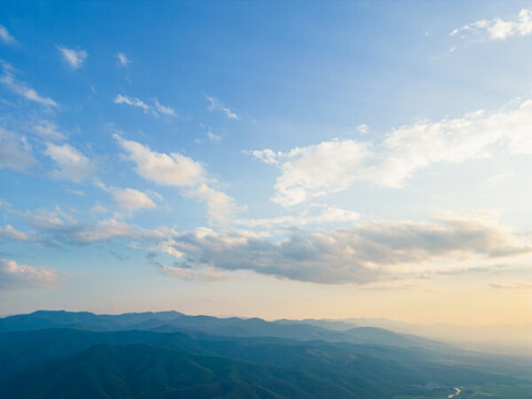 航拍天空下的山脈自然風(fēng)光