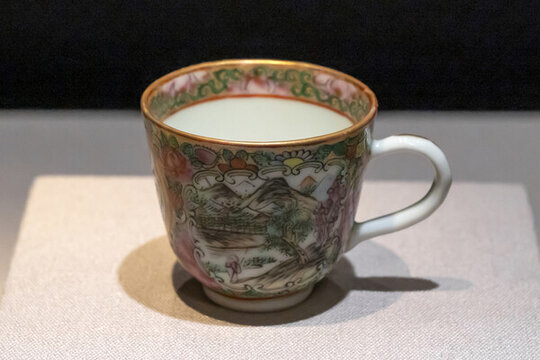 清廣彩開光山水花卉紋杯