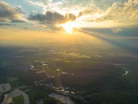 航拍日落夕陽(yáng)農(nóng)田村寨