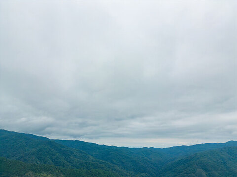航拍烏云下的山脈自然風(fēng)光