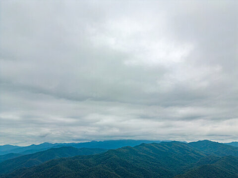 航拍烏云下的山脈自然風(fēng)光