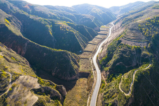 山溝道路