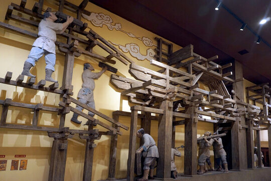 河南洛陽(yáng)應(yīng)天門(mén)木構(gòu)架建設(shè)雕塑