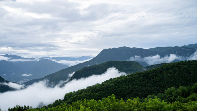 山峰云霧