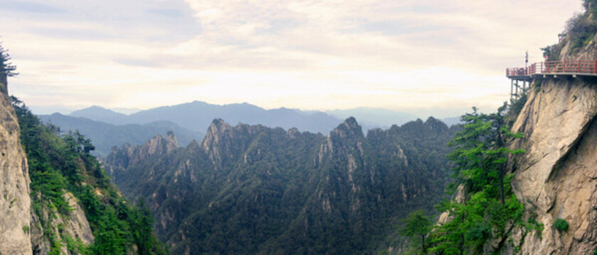 河南洛陽(yáng)老君山景區(qū)群山萬(wàn)壑