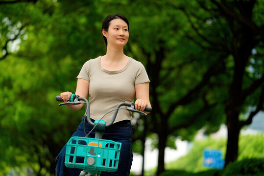 公園騎單車的快樂女性