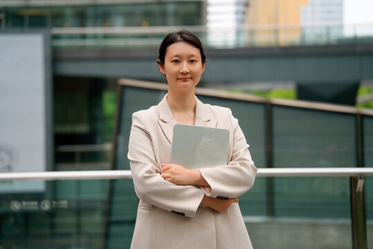 辦公室外自信的職業(yè)女性
