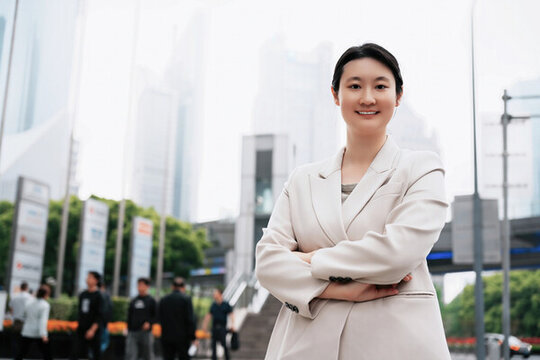 在城市背景中的自信職業(yè)女性
