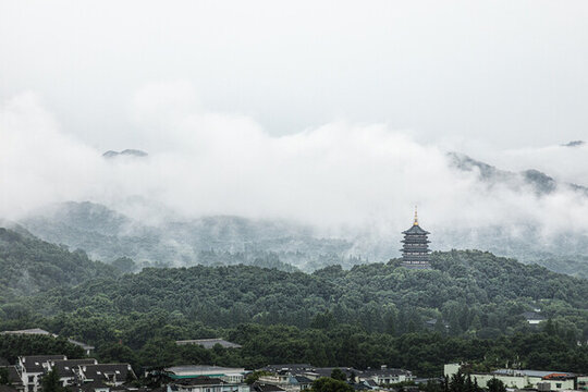 杭州西湖雨后煙雨雷峰塔