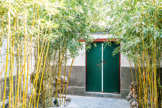 中式園林綠竹白墻綠木門