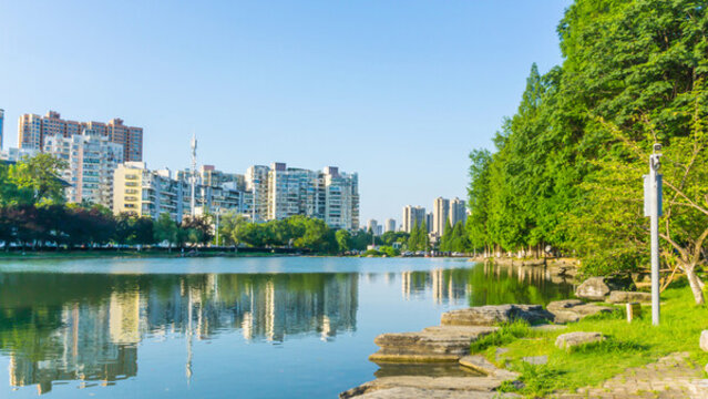 湖畔風(fēng)景