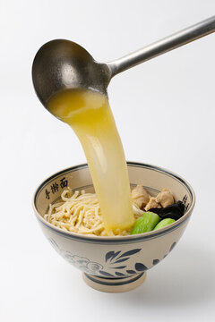 現(xiàn)熬土雞湯面