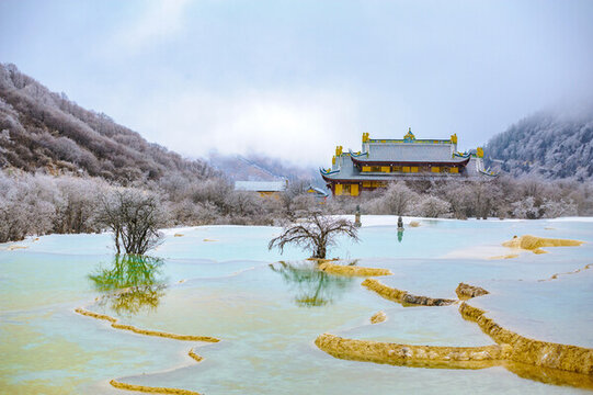 冬季四川黃龍風(fēng)景名勝區(qū)五彩池