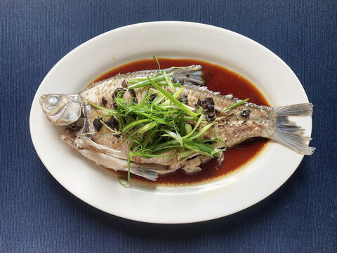 粵菜清蒸鳊魚(yú)欖角蒸鳊魚(yú)