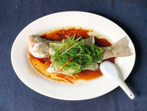 粵菜清蒸鱸魚家常菜