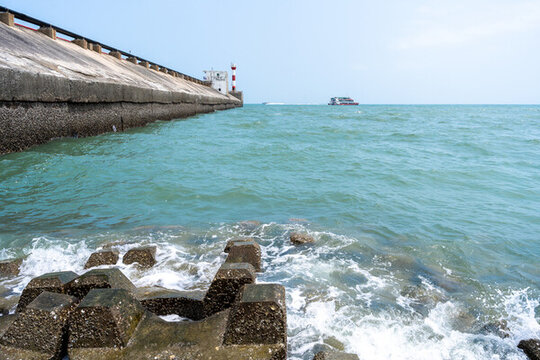 海邊的浪花和燈塔