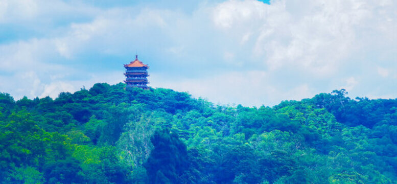 廣州市麓湖公園山頂?shù)镍欩]樓