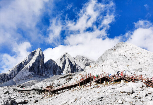 云南玉龍雪山高山云海冰川