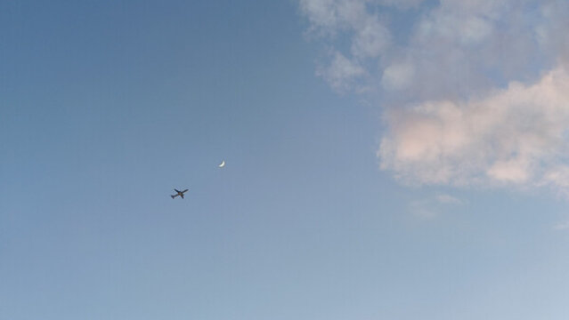 飛機(jī)掠過