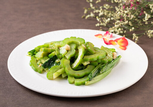 涼瓜炒油麥菜