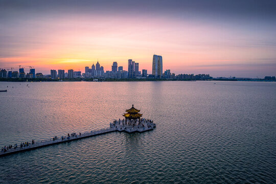 蘇州金雞湖李公堤和城市建筑夜景