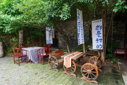 古建筑庭院內(nèi)無人的桌椅