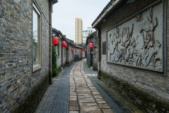 古鎮(zhèn)中掛紅色燈籠的石板路小巷